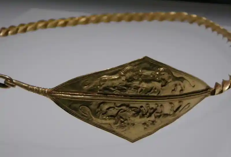 Gold diadem of lions vs bull and lions vs ibex